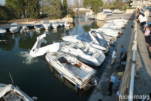 Tombé dans l'eau après avoir frôlé les immeubles et les pontons du port de la résidence Marco-Polo, cet avion s'apprêtait à se poser sur la plateforme de Mandelieu.  :  Photo A. B. -J.